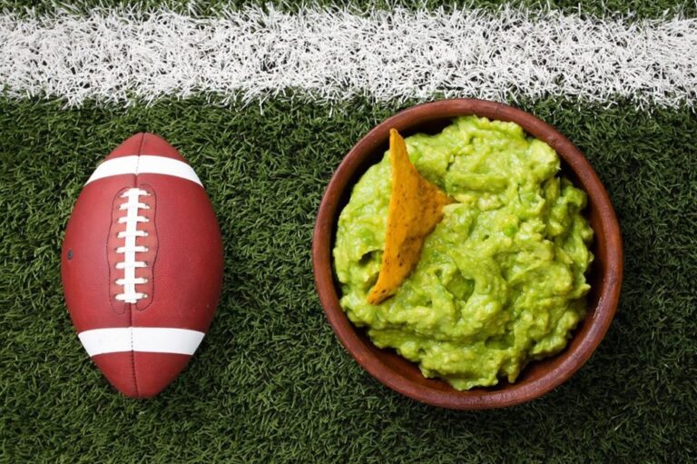 Gronkowski, leyenda de los Patriots, promueve consumo de aguacate mexicano para el Super Bowl LIX