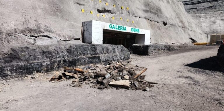 Logran recuperar restos del último trabajador en la mina “El Pinabete”