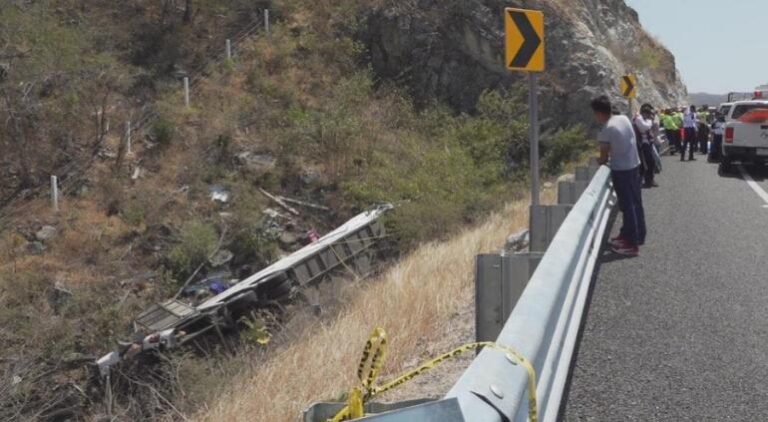 Van 18 muertos en accidente de autobús en Oaxaca; regresaban del mitin de Sheinbaum