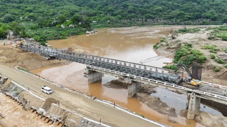 Autoridades federales trabajan en rehabilitar puentes y caminos en Guerrero