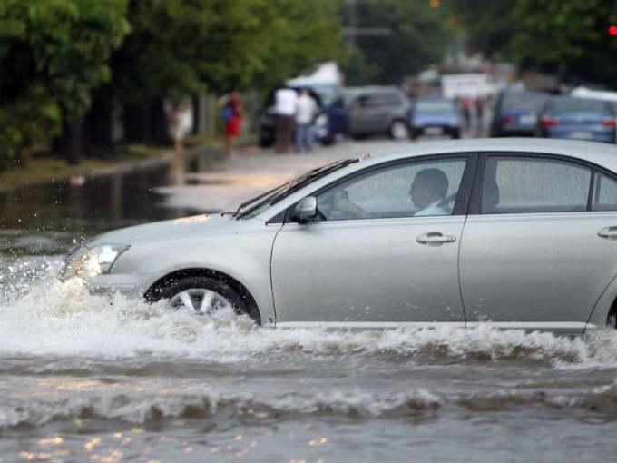 Cómo conducir bajo inundaciones y qué seguros de auto cubren fenómenos meteorológicos