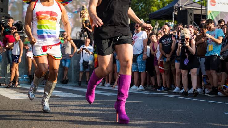 Realizan “carrera de tacones” en la CDMX