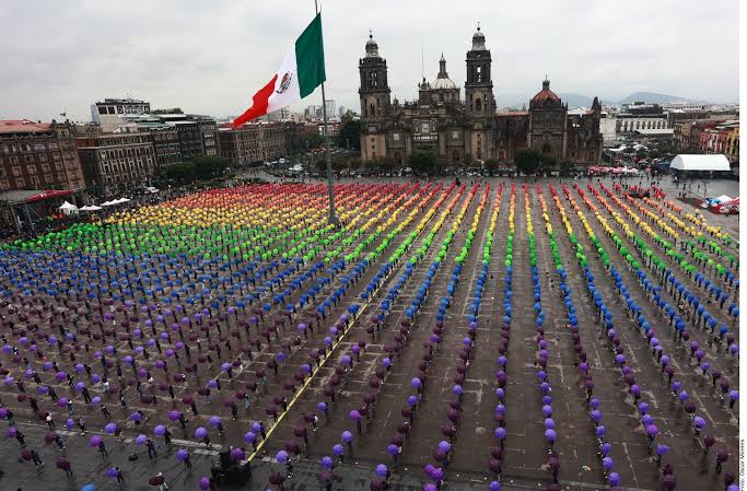 Realizan mega bandera LGBTI en el zócalo de la CDMX ¿Cuántas personas participaron?