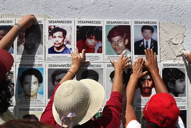 Colocan losetas en fotografías de desaparecidos en Chilpancingo