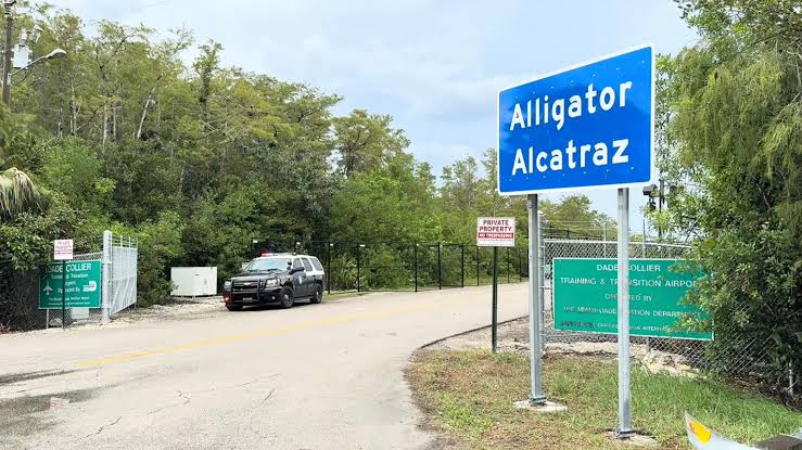 Suman 78 mexicanos bajo custodia en el centro de detención Alligator Alcaraz