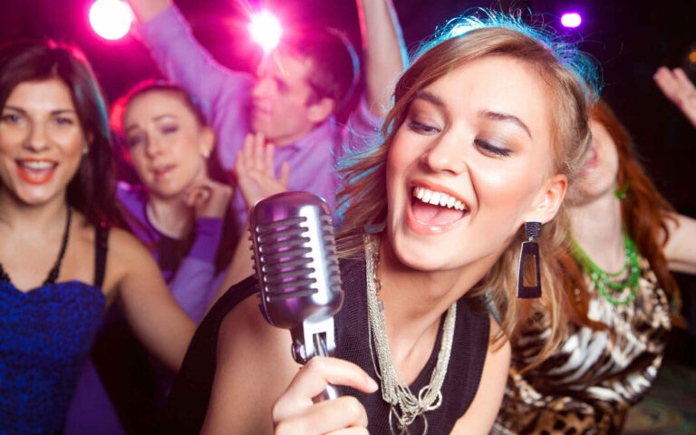 Denuncian empresas extorsión por parte del gremio de autores y compositores