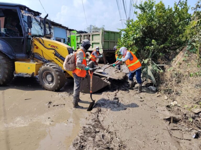 Avanza recuperación de caminos afectados por lluvias