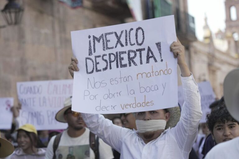 Siguen protestas en Michoacán por asesinato de Carlos Manzo