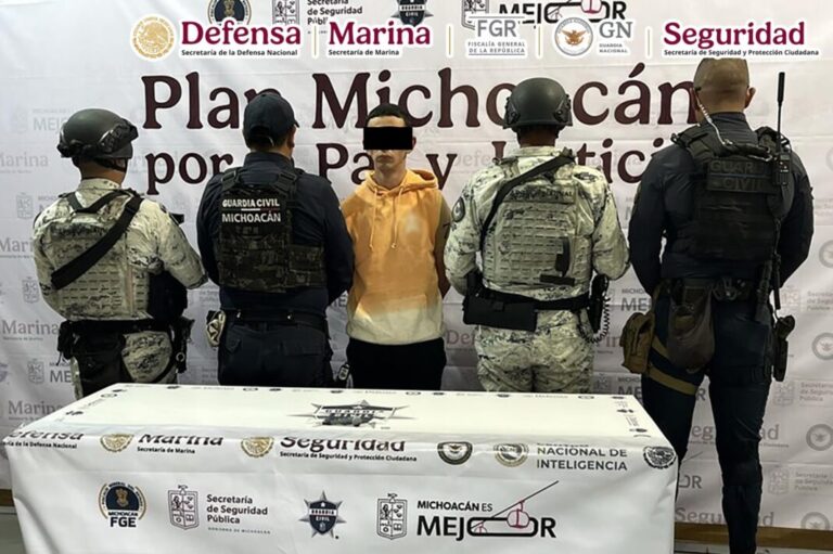 En Michoacán, autoridades federales y estatales detienen a dos personas y aseguran más de un centenar de cartuchos