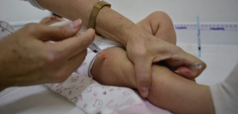 Aseguran autoridades de Veracruz abasto suficiente de la vacuna contra sarampión