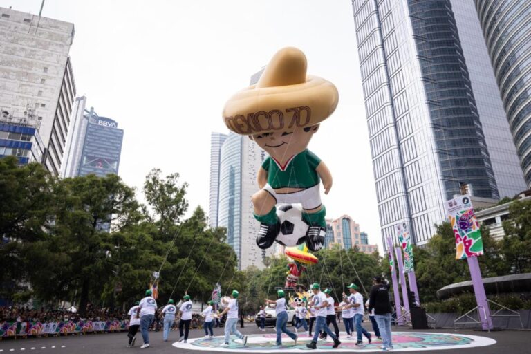 Realizan Gran Desfile Mundialista “La pelota vuelve a casa”, en Avenida Paseo de la Reforma de la CDMX