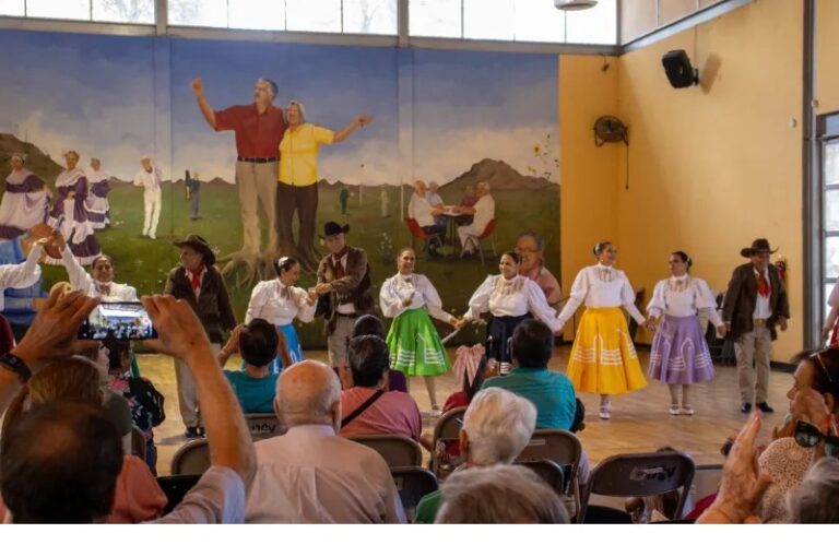 Promueve actividades recreativas en las Casas de los Abuelos de Chihuahua