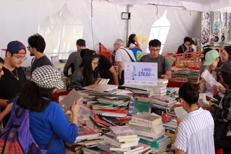 Inicia la 22 edición del Gran Remate de Libros, Discos y Películas, en el Monumento a la Revolución en la CDMX