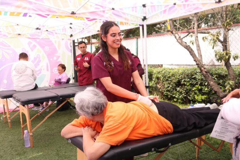 Festejan a los adultos mayores de la CDMX con motivo del Día de los Abuelos