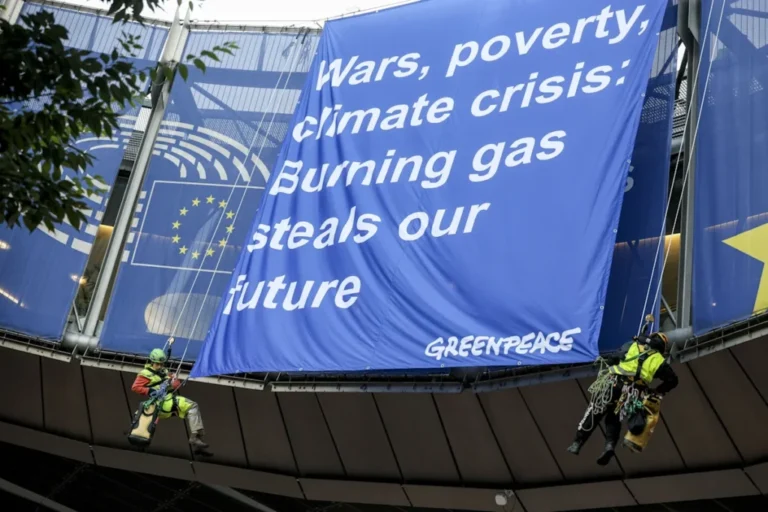 Greenpeace cuelga una pancarta gigante en la Eurocámara contra el aumento de precios de la energía