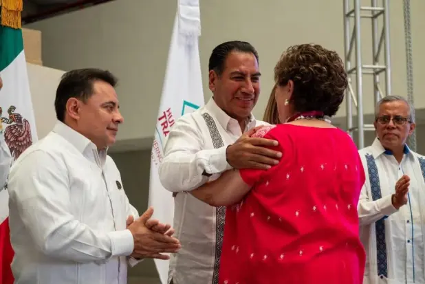 Eduardo-Ramirez-Aguilar-entrega-la-Medalla-al-Merito-07